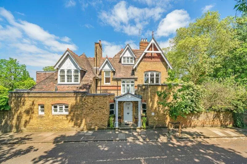 Seven Bedroom House for Sale in Barnes Cray,London